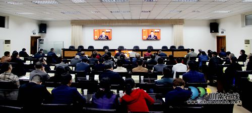 龙马潭区机关干部热议十九大报告(图1)