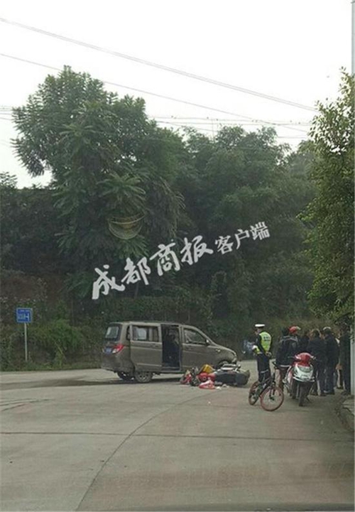 自贡女司机低头找刹车撞伤2人