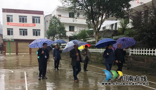 合江县县委副书记王一米率队督查自怀镇教育工作(图1)