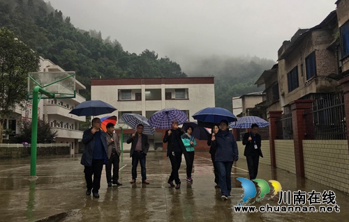 合江县县委副书记王一米率队督查自怀镇教育工作(图2)