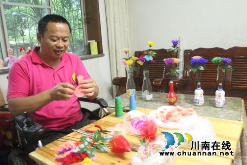 泸州重度肢残“玫瑰男”&nbsp;巧手制花笑对每一天