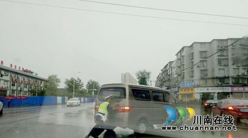 面包车路口抛锚 泸县民警推车帮忙(图1) 面包车路口抛锚 泸县民警推车帮忙(图1)