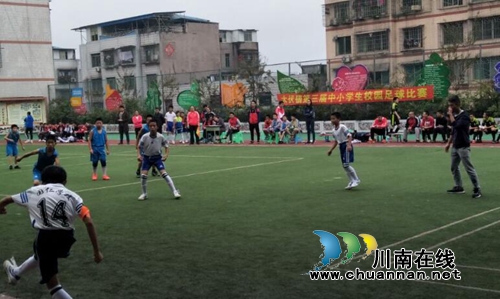 泸县太伏镇举行第三届中小学生校园足球比赛(图1) 泸县太伏镇举行第三届中小学生校园足球比赛(图1)
