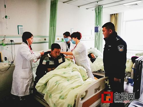火灾中疏散群众&nbsp;自贡辅警吸入有害气体晕倒(图1)