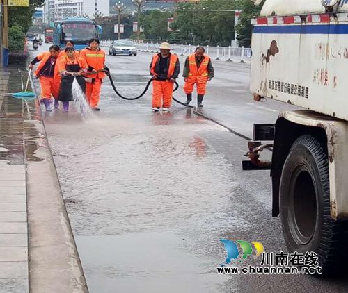 古蔺县住建局：环卫工给街道“洗澡”美环境