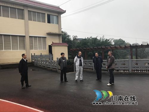 合江县委书记张季頫到虎头镇中心校开展脱贫攻坚和均衡迎检专项督导