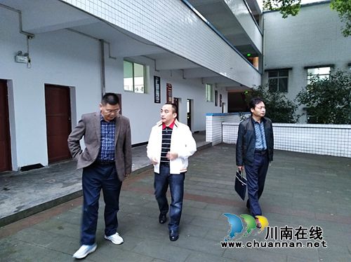 冯图到合江县九支中学检查均衡教育和脱贫攻坚工作(图1)