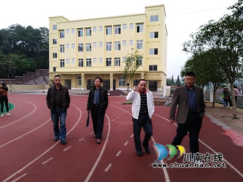 冯图到合江县九支中学检查均衡教育和脱贫攻坚工作(图4)
