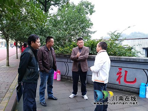 冯图到合江县九支中学检查均衡教育和脱贫攻坚工作