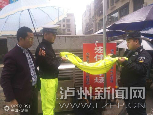 泸州：老人醉酒睡在路边&nbsp;交警脱衣为他遮雨(图1)