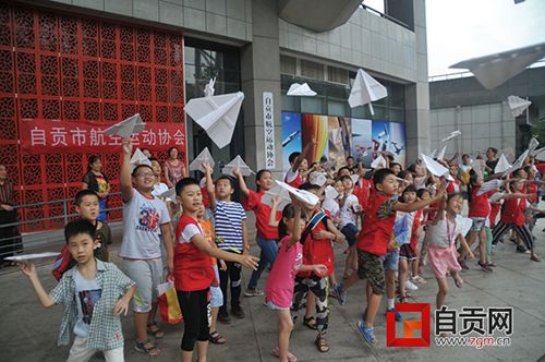 自贡：1240个体育场地全天开放