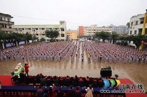 送文化下乡 泸州市作家协会向山区学生赠书(图1) 送文化下乡 泸州市作家协会向山区学生赠书(图1)