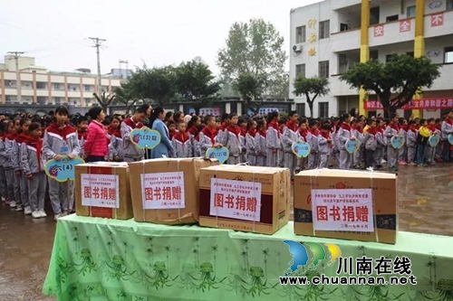 送文化下乡 泸州市作家协会向山区学生赠书(图2) 送文化下乡 泸州市作家协会向山区学生赠书(图2)