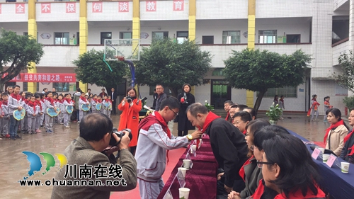 送文化下乡 泸州市作家协会向山区学生赠书(图3) 送文化下乡 泸州市作家协会向山区学生赠书(图3)