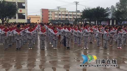 送文化下乡 泸州市作家协会向山区学生赠书(图7) 送文化下乡 泸州市作家协会向山区学生赠书(图7)