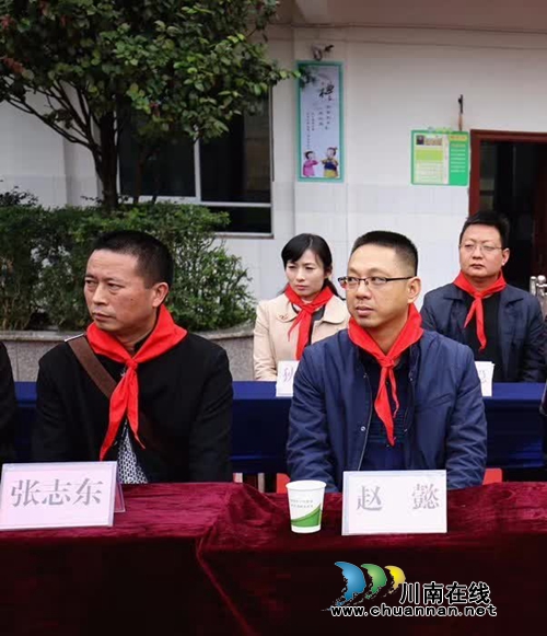 送文化下乡 泸州市作家协会向山区学生赠书(图4) 送文化下乡 泸州市作家协会向山区学生赠书(图4)