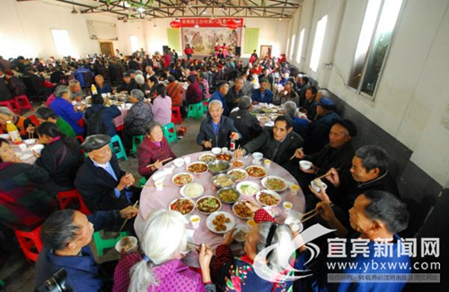 宜宾企业家感恩乡亲&nbsp;宴请300余老人过重阳