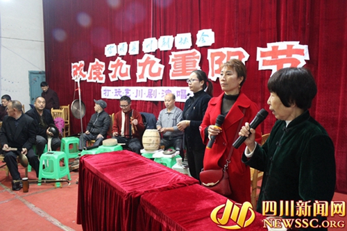自贡:富顺老人自掏腰包聚玩友 唱川戏庆重阳(图1) 自贡:富顺老人自掏腰包聚玩友 唱川戏庆重阳(图1)
