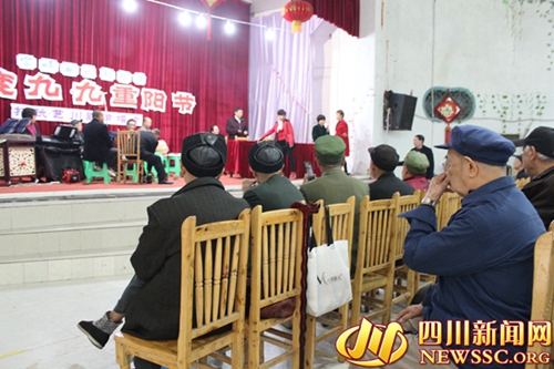 自贡:富顺老人自掏腰包聚玩友 唱川戏庆重阳(图2) 自贡:富顺老人自掏腰包聚玩友 唱川戏庆重阳(图2)