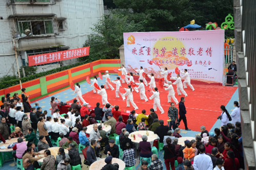 【网络中国节·重阳】：泸州红星社区摆90桌坝坝宴&nbsp;千老同聚话重阳(图1)