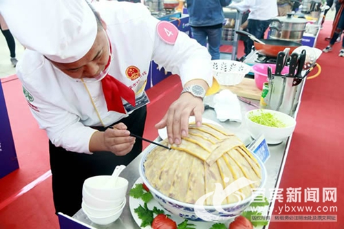 宜宾南溪举行美食争霸赛&nbsp;20名厨师现场打擂(图2)