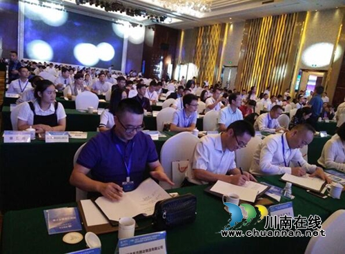 泸州长开区在西南商品博览会上成功签约两项目(图1) 泸州长开区在西南商品博览会上成功签约两项目(图1)