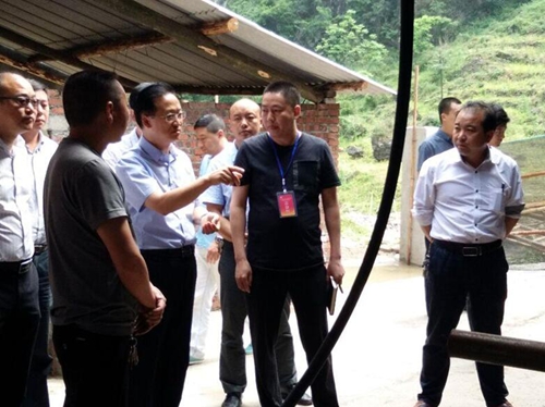 徐斌到白腊苗族乡落木河村检查指导脱贫攻坚工作(图1)