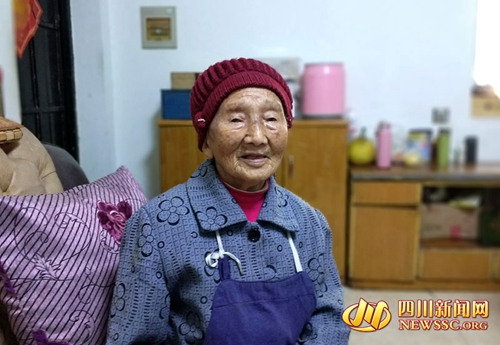 泸州105岁老人蔬菜肥肉样样爱吃 耳朵背打牌行(图1) 泸州105岁老人蔬菜肥肉样样爱吃 耳朵背打牌行(图1)