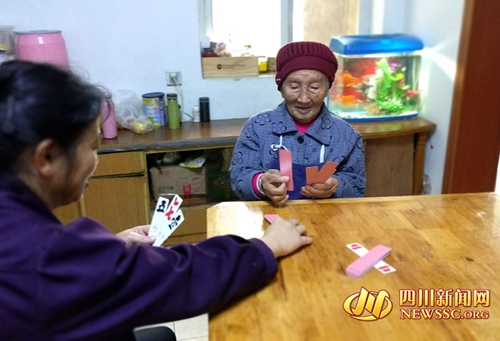 泸州105岁老人蔬菜肥肉样样爱吃 耳朵背打牌行(图2) 泸州105岁老人蔬菜肥肉样样爱吃 耳朵背打牌行(图2)