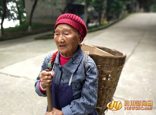 泸州105岁老人蔬菜肥肉样样爱吃&nbsp;耳朵背打牌行