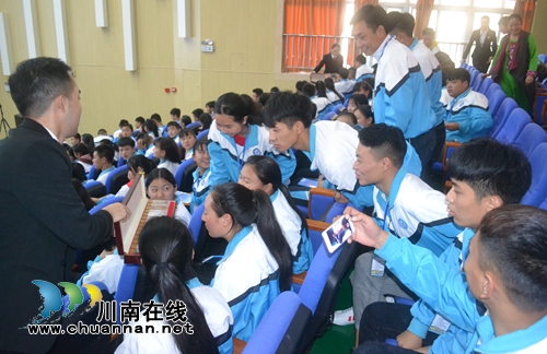 江阳区法院“萤火虫普法团队”走进泸职校(图1) 江阳区法院“萤火虫普法团队”走进泸职校(图1)