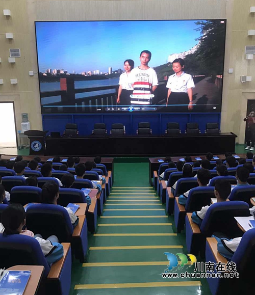 江阳区法院“萤火虫普法团队”走进泸职校(图2) 江阳区法院“萤火虫普法团队”走进泸职校(图2)