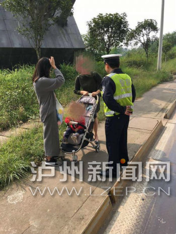 天气太好!泸州两女子竟然高速路上“遛娃”(图1) 两女子欲带娃步行上高速 交警供图