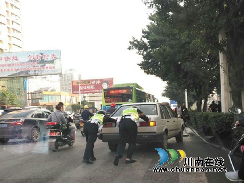 宜宾县公安交警热心推车，帮助车主脱离窘境