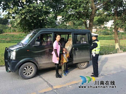 泸县石桥派出所查获一起面包车超员违法行为