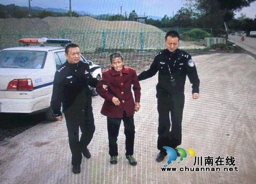 泸县嘉明派出所民警送走失老人回家