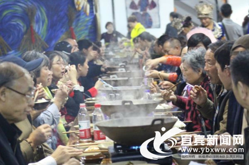 宜宾兴文旅游淡季不淡 苗族长桌宴吸引游客(图1) 宜宾兴文旅游淡季不淡 苗族长桌宴吸引游客(图1)