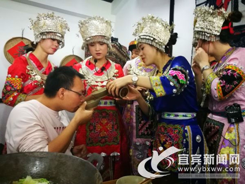 宜宾兴文旅游淡季不淡 苗族长桌宴吸引游客(图3) 宜宾兴文旅游淡季不淡 苗族长桌宴吸引游客(图3)