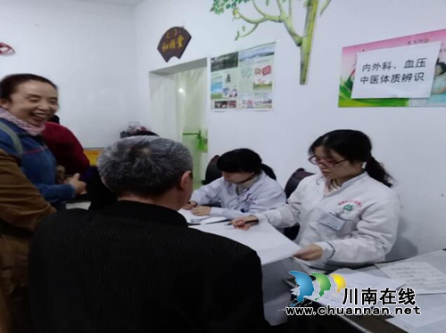 江阳区南街上平社区组织卫生院入小区为居民免费体检