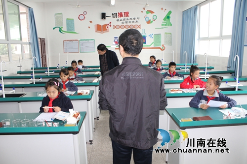叙永镇中心校实验教学工作迎省检获好评