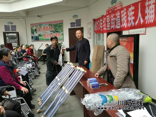 关爱残疾人 红星街道捐赠51件残疾人辅助器具(图1) 关爱残疾人 红星街道捐赠51件残疾人辅助器具(图1)