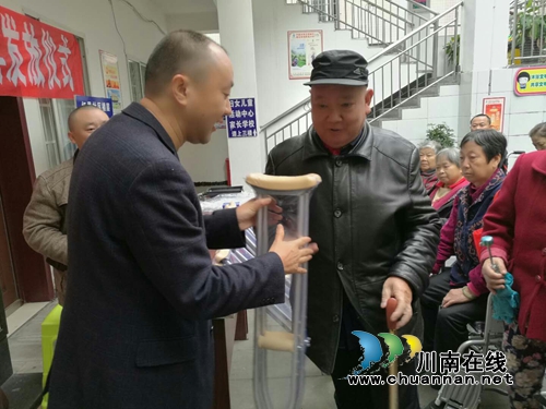 关爱残疾人&nbsp;红星街道捐赠51件残疾人辅助器具