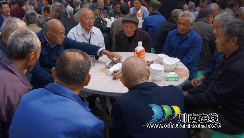 泸县立石镇重阳节坝坝宴，热闹中传递温暖与大爱(图1)