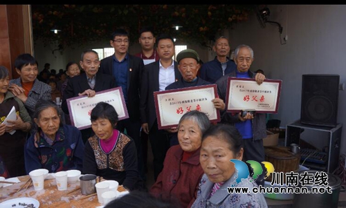 泸县立石镇重阳节坝坝宴，热闹中传递温暖与大爱(图2)