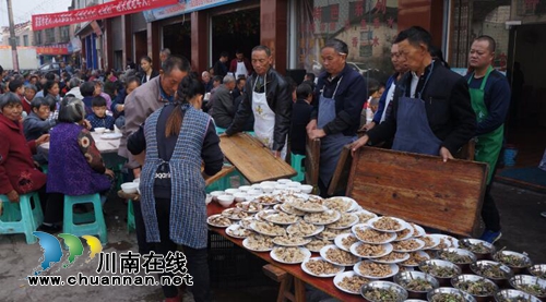 泸县立石镇重阳节坝坝宴，热闹中传递温暖与大爱