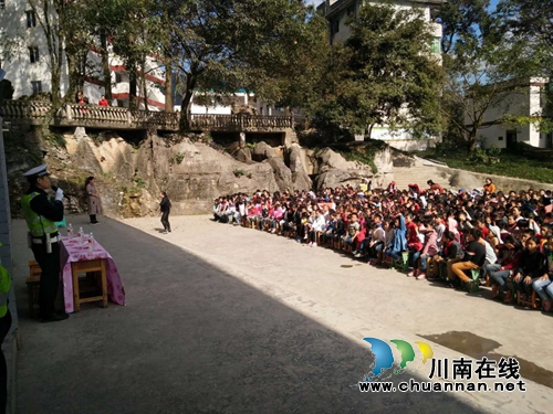 宜宾筠连交警大队大雪山中队走进中心校上交通安全课(图1) 宜宾筠连交警大队大雪山中队走进中心校上交通安全课(图1)