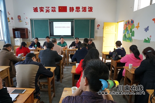 纳溪区教育局周福超副局长到天仙镇学校上党课