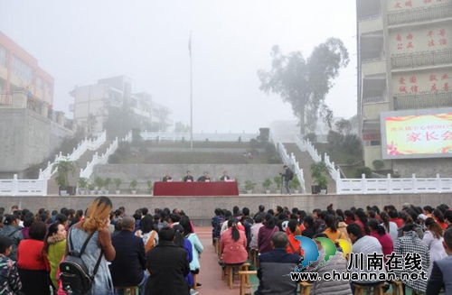 合江县虎头镇中心校召开家长会助力脱贫攻坚
