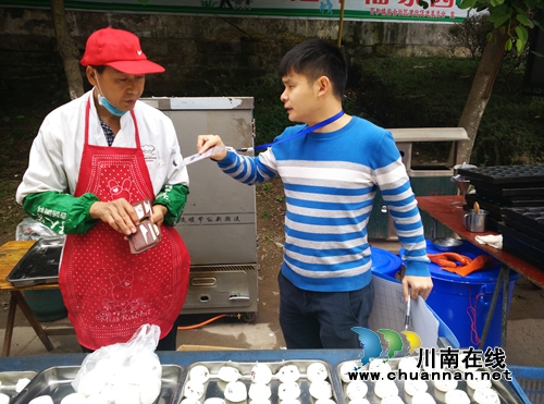 泸县百和食药监所开展食品小摊贩集中专项整治工作(图1) 泸县百和食药监所开展食品小摊贩集中专项整治工作(图1)