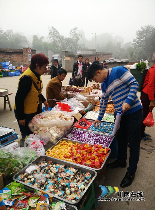 泸县百和食药监所开展食品小摊贩集中专项整治工作
